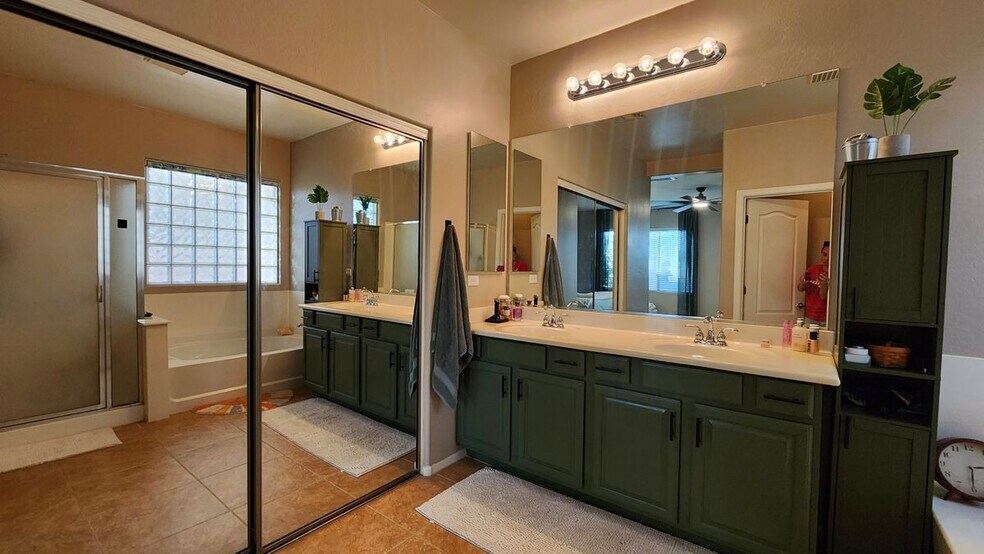 Building Photo - 18970 N Alicante St