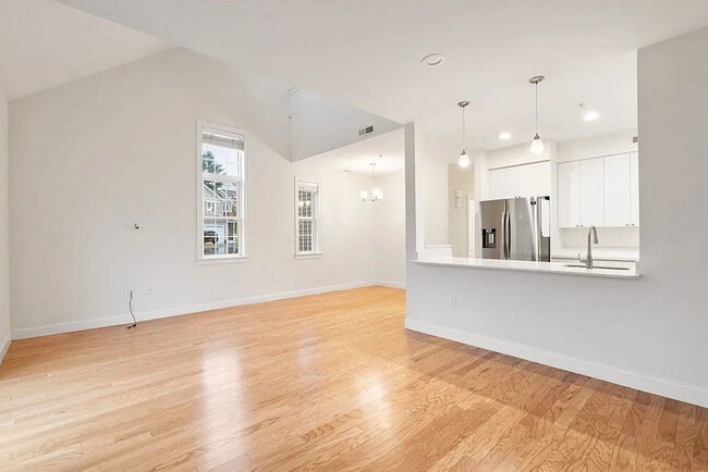 Building Photo - 70 Endicott St