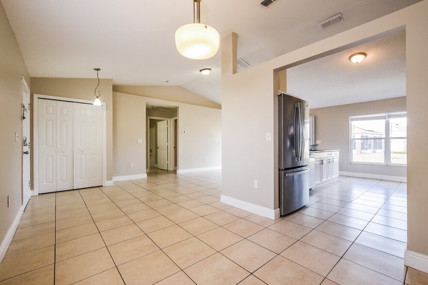 Building Photo - 870 Jarnac Dr