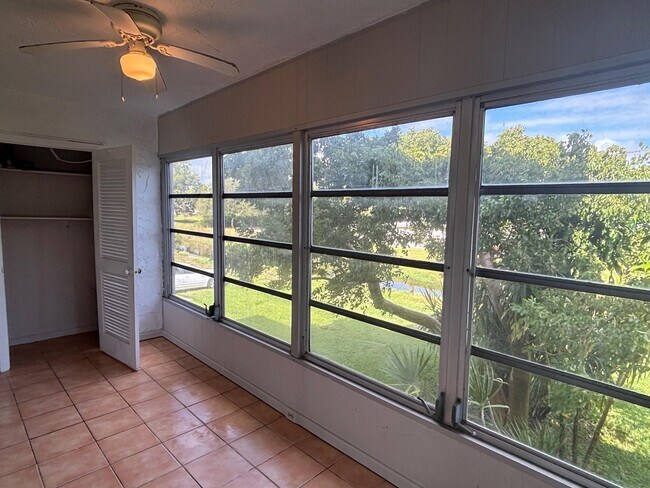 Building Photo - 725 Lori Dr