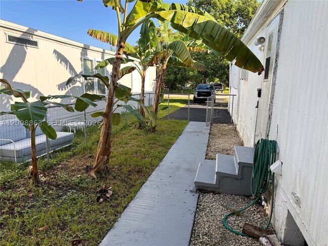 Building Photo - 3028 SW 50th St
