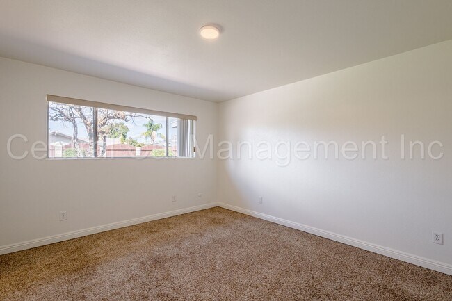 Building Photo - 3 Bedroom/2 Bath Home - $2250 per month!