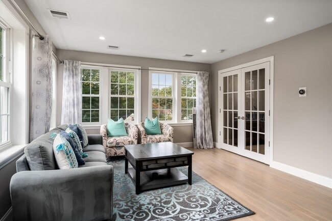 Building Photo - 63 Pine St