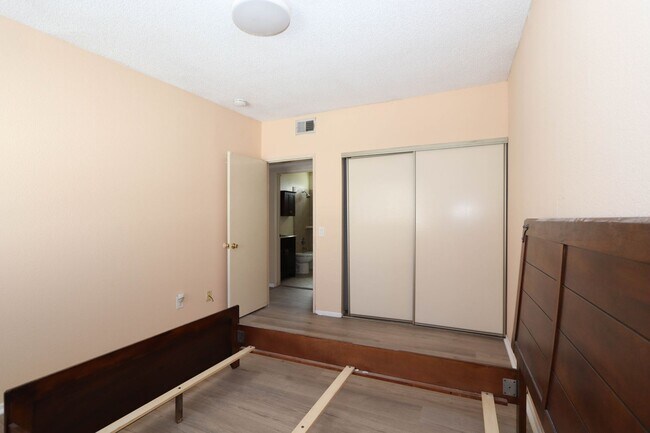 Building Photo - **24210 Sylvan Glen Rd #F Diamond Bar** 2 bedroom 2 bath Townhouse !!