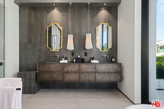 Building Photo - 418 N Sweetzer Ave