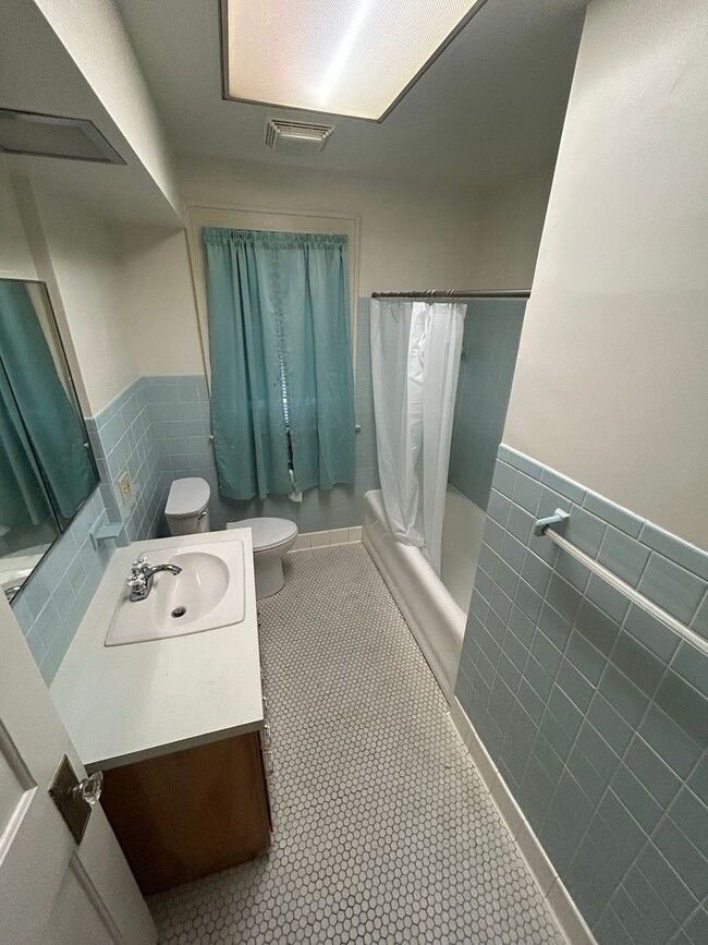 Building Photo - 1439 Vassar Dr