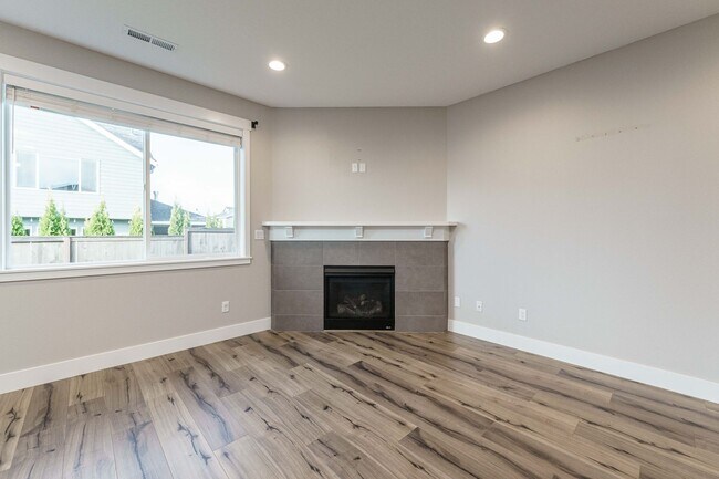 Building Photo - Charming 3-Bedroom, with Office and 2 Bath...