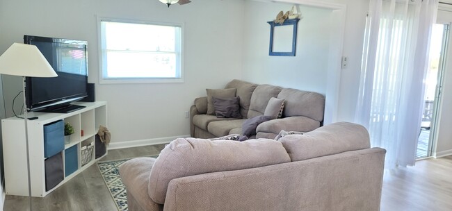 Building Photo - 3393 Poinsettia Dr