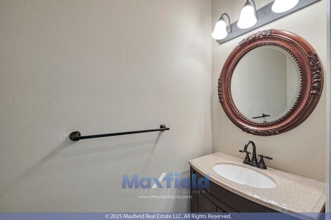 Building Photo - Townhouse 4BD 3.5BA NEW CARPET - east of I...
