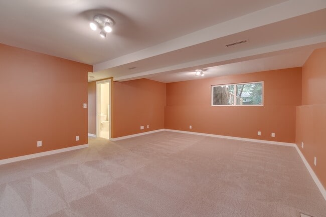 Building Photo - Beautiful 4 bedroom house with large backyard for rent in Sammamish!