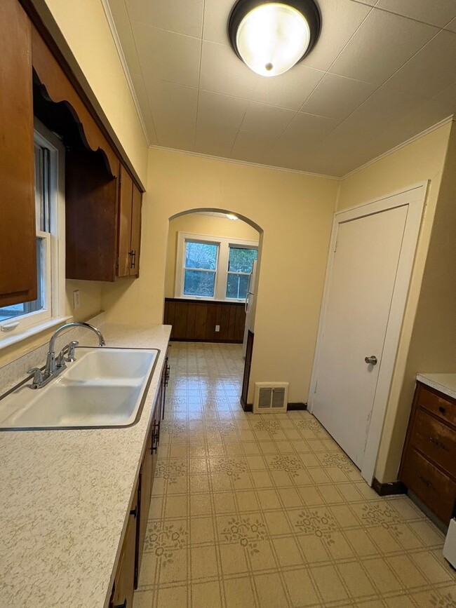 Building Photo - 2 Bedroom House