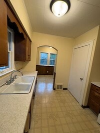 Building Photo - 2 Bedroom House