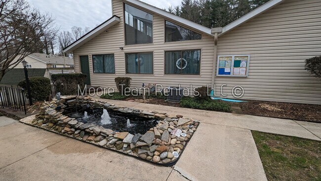 Building Photo - 2 Bed / 3 Bath Condo - Office, Pool, Clubhouse & Garage