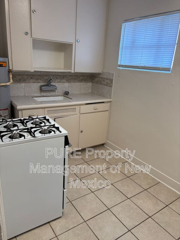 Building Photo - 124 Aliso Dr NE