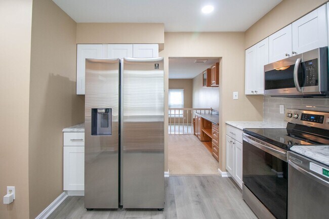 Building Photo - Gorgeous and updated 3Bd/2.5Bth townhome in the Town of Forest Hills! w/2 assigned parking space!