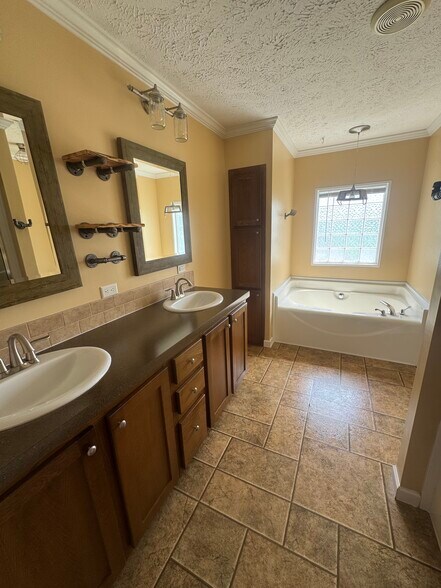 Building Photo - 7617 Rustic Ln