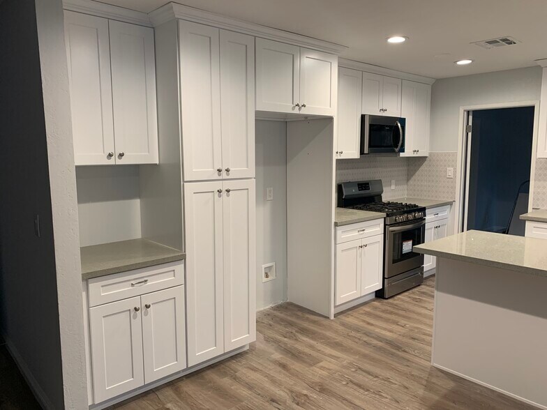 Kitchen - 15344 Leadwell St