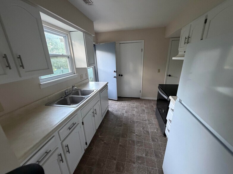 Building Photo - 540 Crest Cir