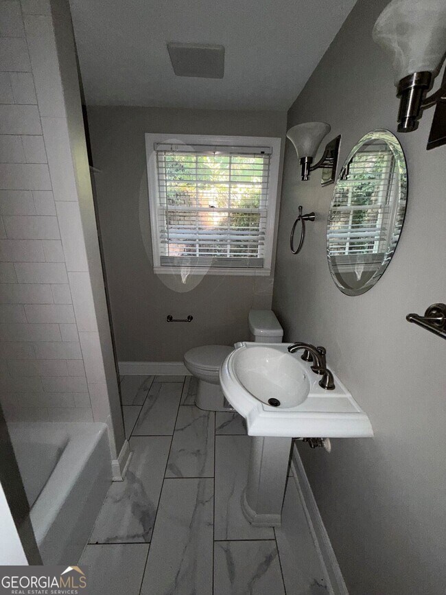 Building Photo - 807 Piney Woods Dr