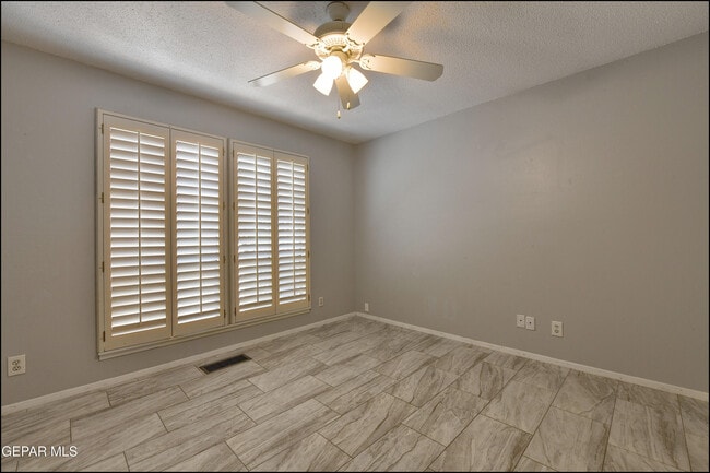 Building Photo - 8400 Parkland Dr