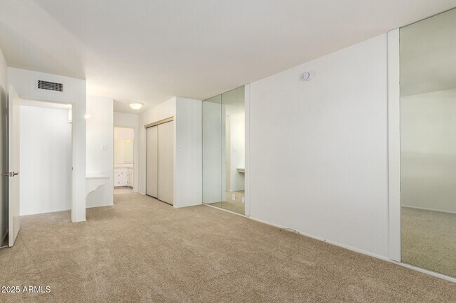 Building Photo - 2128 E Villa Ct