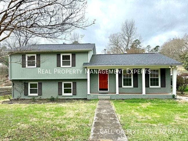 Building Photo - 900 Tally Ho Ct