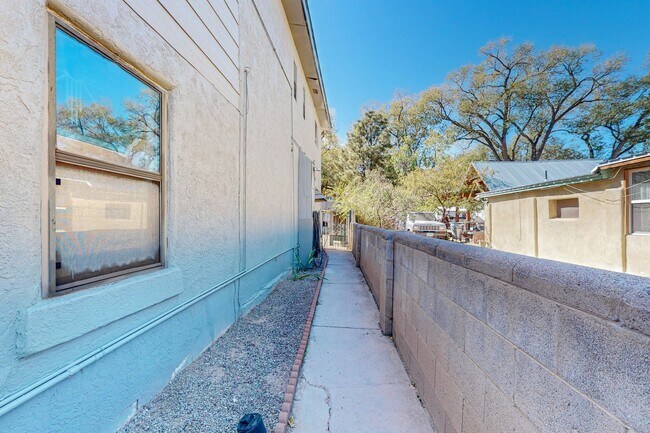 Building Photo - North Valley 4 Bedroom 2 Bath *Move-in Special* $1000 off 1st month rent if you sign by 11/30/25