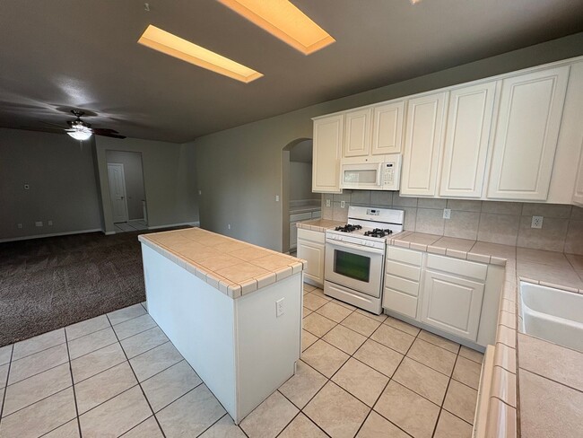 Building Photo - Spacious NW Visalia home Near Shopping Center Available Now!