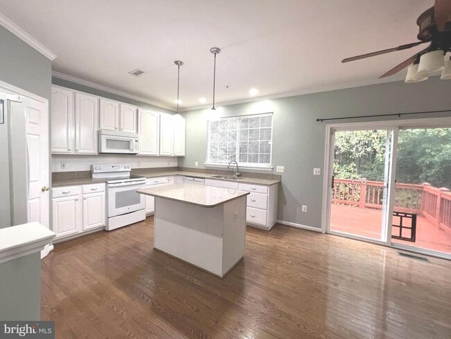 Building Photo - 2610 Streamview Dr