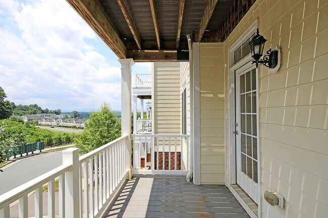 Building Photo - Spacious End-Unit Pantops Townhome