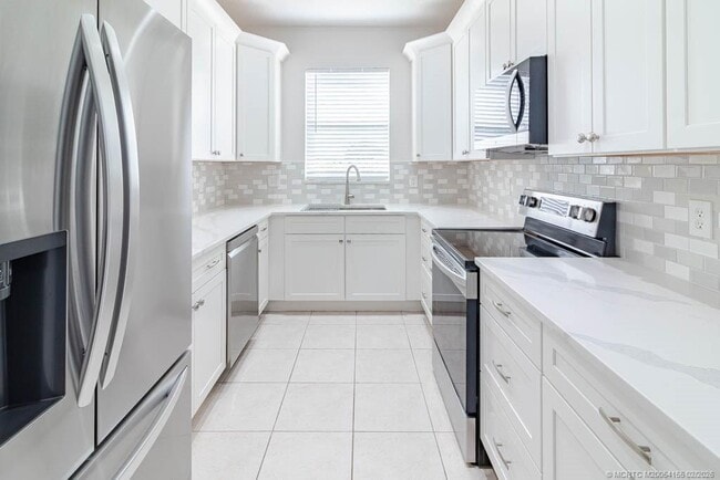 Building Photo - 356 SE Bloxham Way