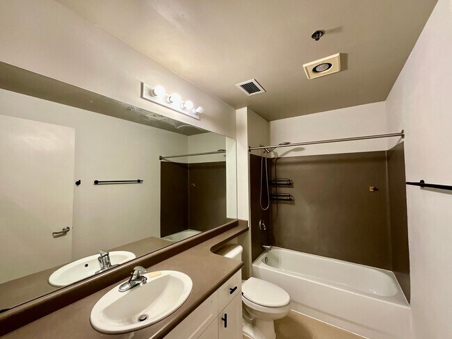 Building Photo - Urban 1-Bedroom Apartment in Downtown Seattle
