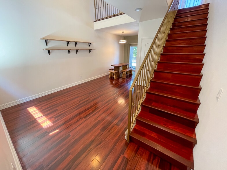 Building Photo - 2027 Beloit Ave