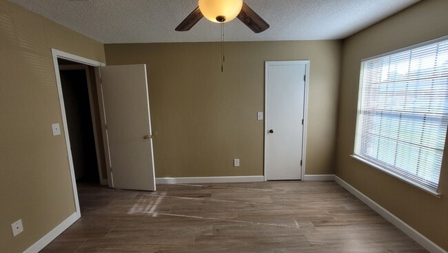 Building Photo - 2 bedroom 1 bath duplex available for rent!