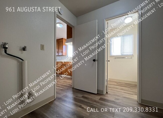 Building Photo - 961 E Augusta St