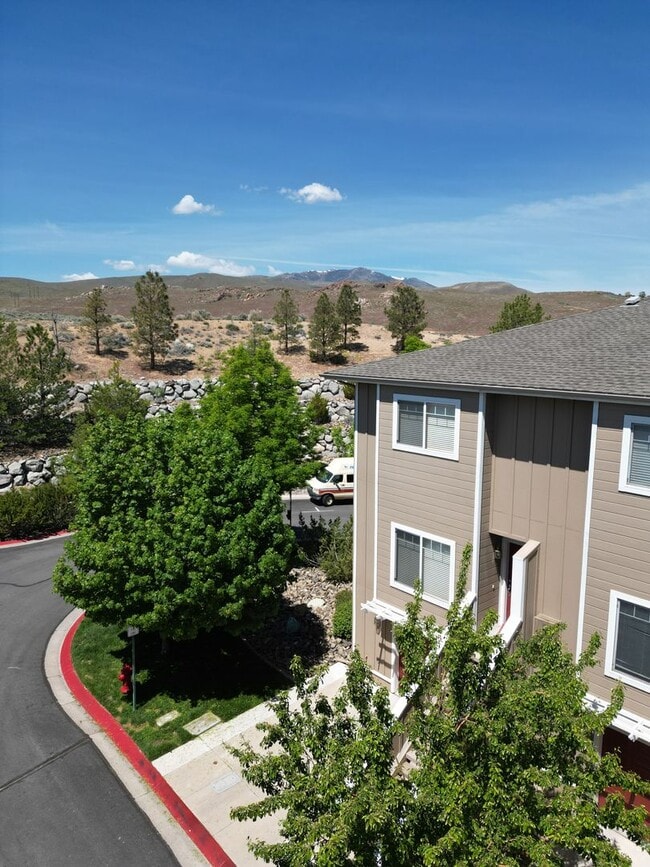 Building Photo - Wonderful and Sunny Rancho San Rafael Town...
