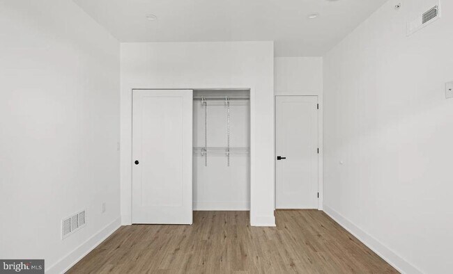 Building Photo - 1546 N Darien St
