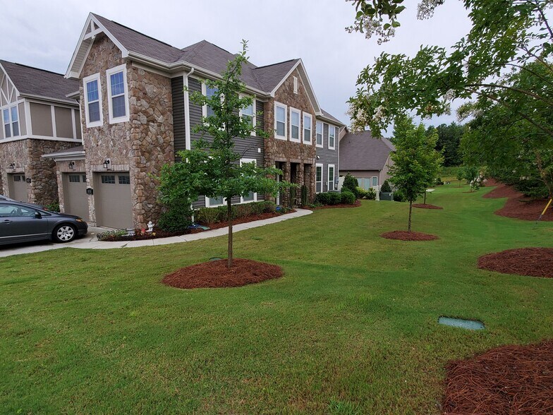 Corner unit - 808 Ayrshire Ave