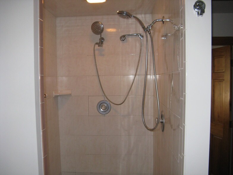 Walk-in Shower - 200 7th St