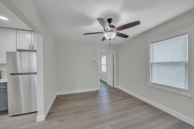 Building Photo - Newly renovated and modernized 1BR, 1BA du...