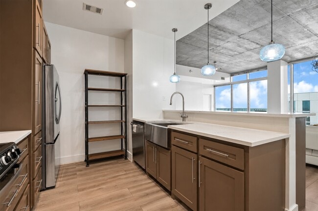 Building Photo - 5925 Almeda Rd