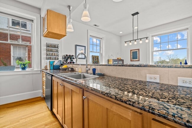 Building Photo - Amazing Garden-Style Condo Available NOW! ...