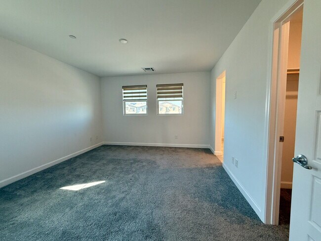 Building Photo - 3 BED 2.5 BATH 2 CAR GARAGE TOWNHOUSE W/ LOFT IN HENDERSON CADENCE COMMUNITY FEAT. COMMUNITY POOL!