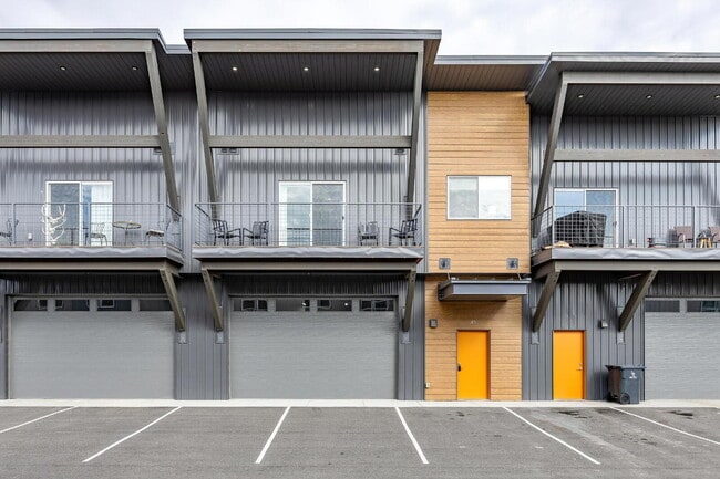 Building Photo - Modern 2-Bed Townhouse... Ideal for Professionals or Travelers