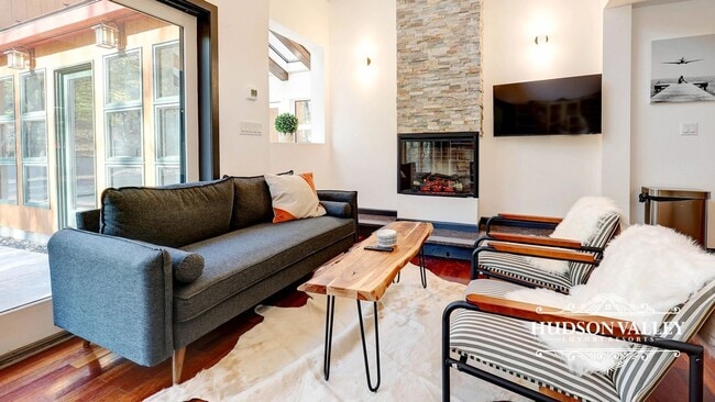 Building Photo - Elegant 7-Bedroom Estate in White Plains –...