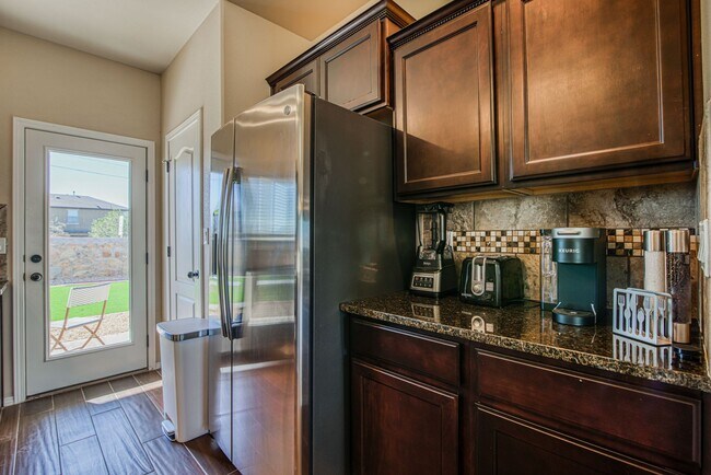Building Photo - Westside area for Short or Long Term Rental(Completely Furnished) Beautiful 3 bed/2.5 baths