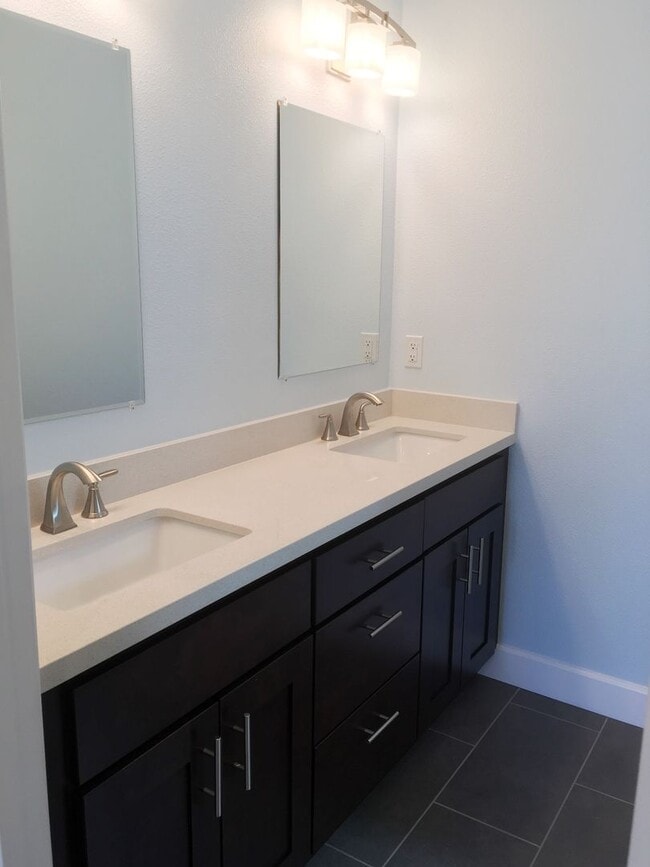 Building Photo - Single Story Stunner!