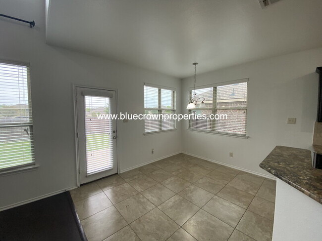 Building Photo - 1211 Antoinette Dr