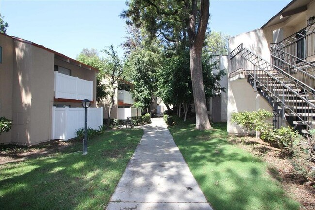 Building Photo - 10331 Lindley Ave