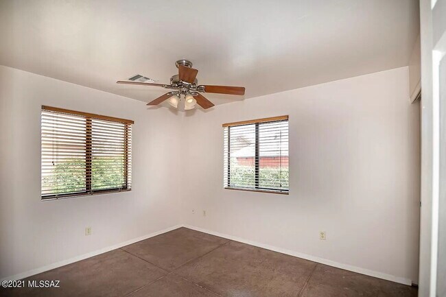 Building Photo - 3 bedroom 2 bath home with washer and dryer.